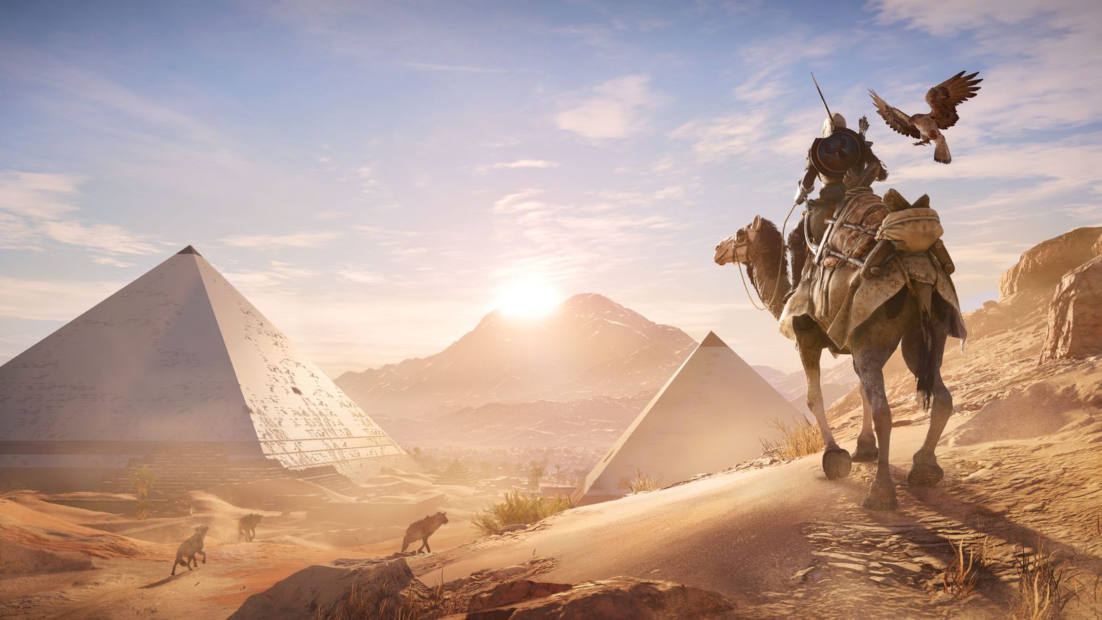 Protagonista em um camelo observa as pirâmides de Gizé ao pôr do sol em Assassin's Creed Origins